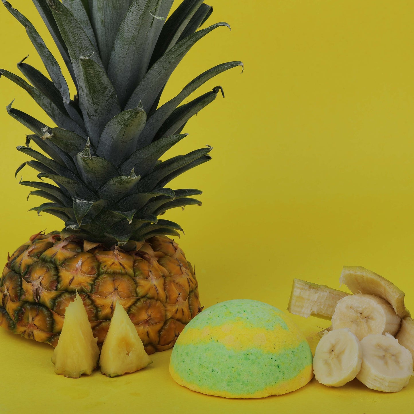 BATH TREATS Pineapple Banana Bath Bomb