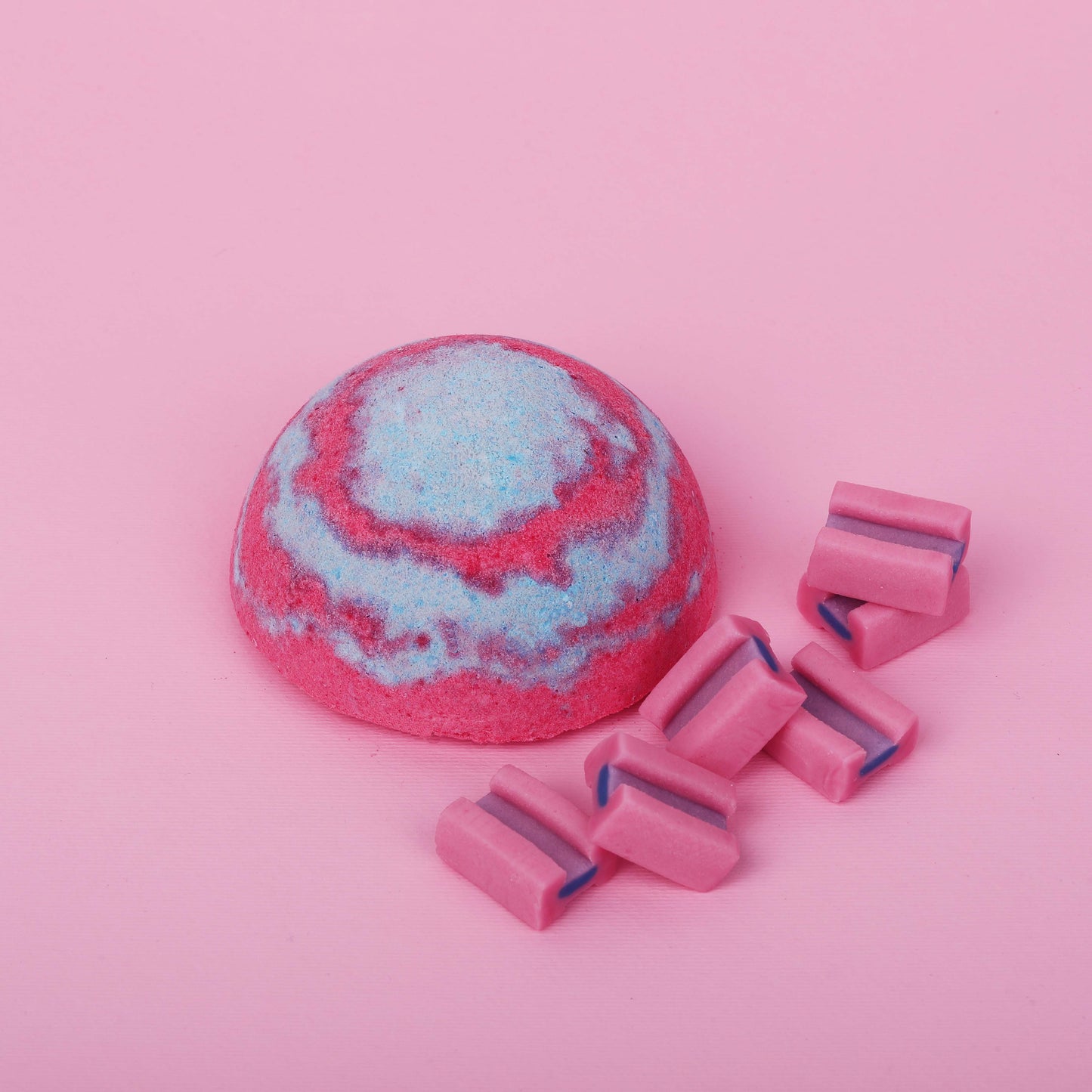 BATH TREATS Bubblegum Bath Bomb