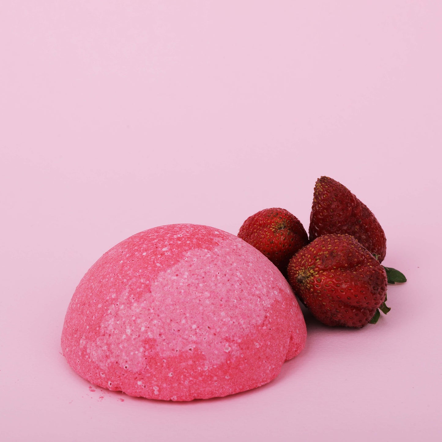 BATH TREATS Strawberry Bath Bomb